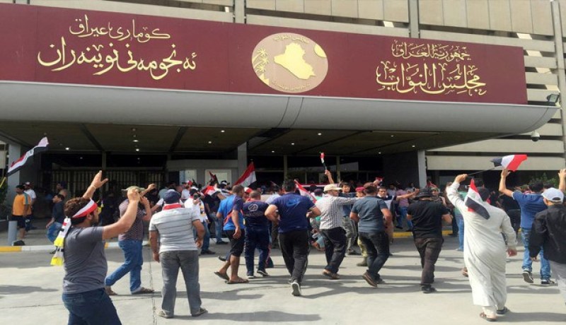 إجراءات أمنية مشددة في بغداد بعد إحتلال محتجين البرلمان لساعات