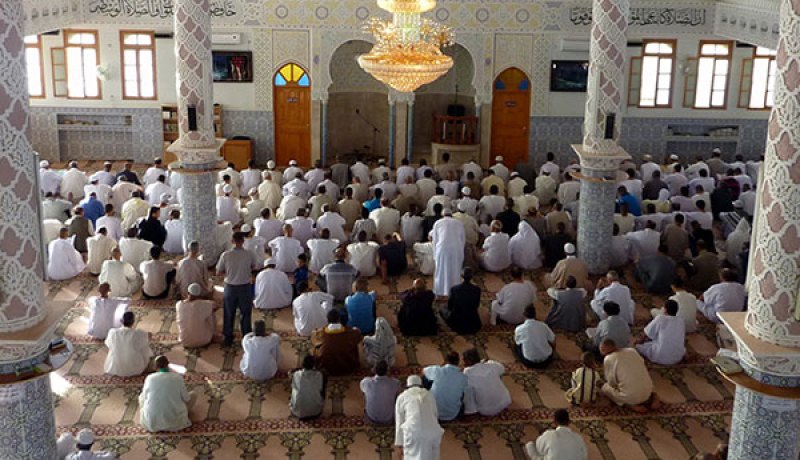 شاب فرنسي يعتنق الاسلام بمسجد الامير عبد القادر في سعيدة