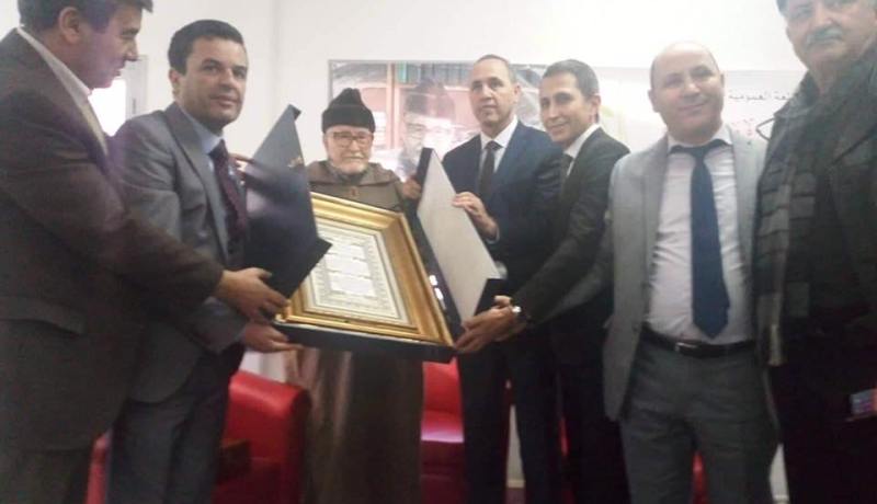 ميهوبي يكرم الشيخ محمد الصالح الصديق بدرع الإستحقاق الثقافي لسنة 2018