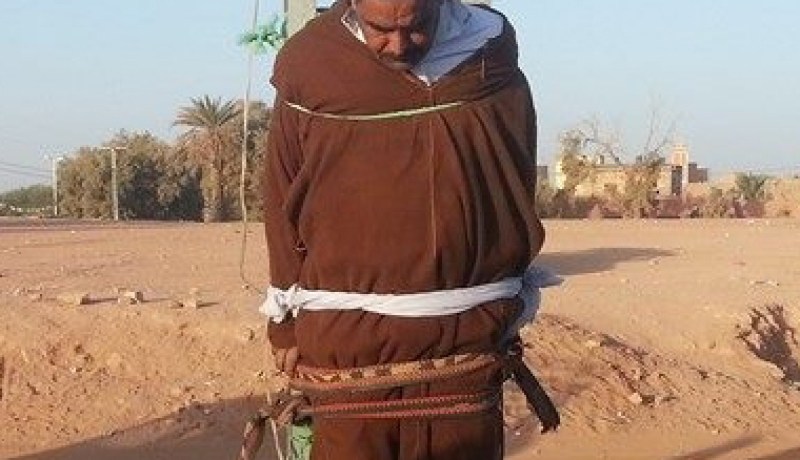 المحتجون على الغاز الصخري يكبلون مدسوسا في عمود كهربائي بعين صالح