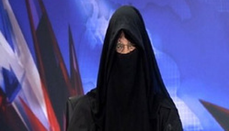 مذيع كندي يقدم برنامجه وهو يرتدي النقاب على الهواء مباشرة