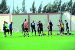 خوالد يغادر بسبب الإصابة براهيمي في مصحة العلاج واللاعبون يكتشفون ملعب 5 جويلية