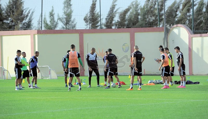 خوالد يغادر بسبب الإصابة براهيمي في مصحة العلاج واللاعبون يكتشفون ملعب 5 جويلية