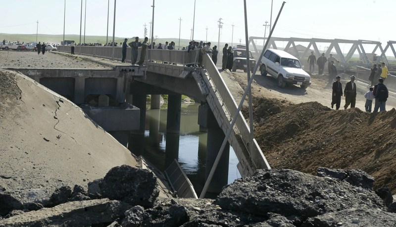 داعش يفجر الجسر الرابع على نهر دجلة بالموصل