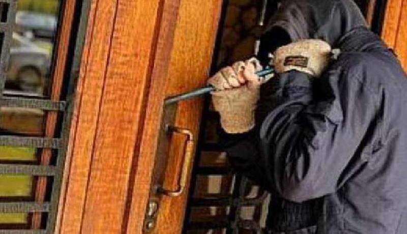 يقود عصابة لسرقة حوالي 400 مليون من بيت خالته في وهران