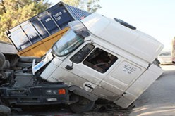 وفاة شخص وإصابة آخر بجروح إثر سقوط شاحنة من جسر في باتنة