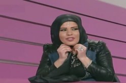 شاهد كيف خلعت فتاة لبنانية حجابها على الهواء وأهدته لرجل دين