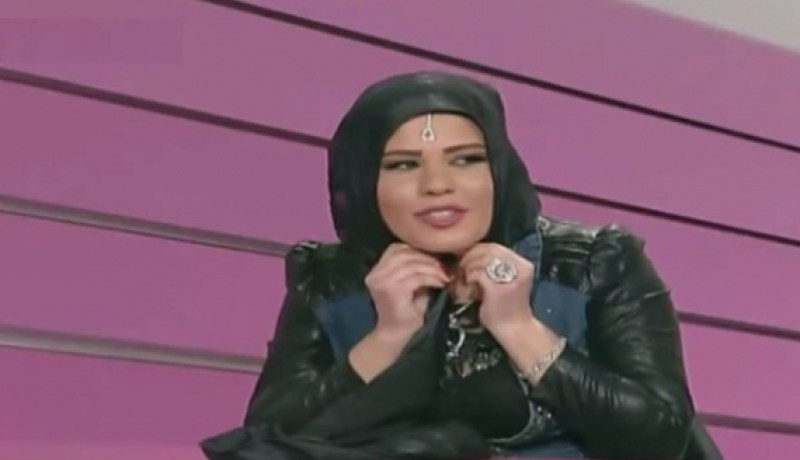 شاهد كيف خلعت فتاة لبنانية حجابها على الهواء وأهدته لرجل دين