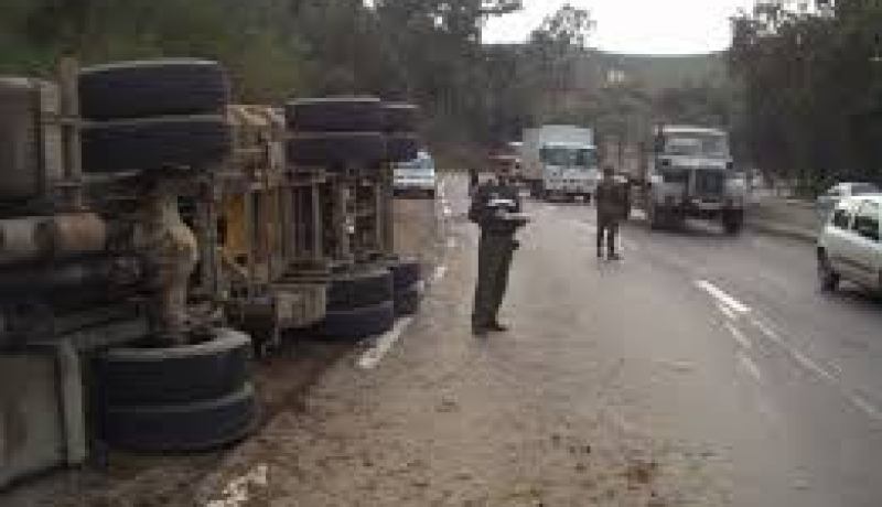 هلاك شخص وأصابة شخص آخر بجروح إثر انقلاب شاحنة بباتنة