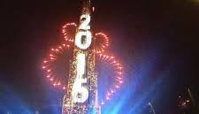 العالم يحتفل بالعام الجديد و دبي تخطف الأنظار