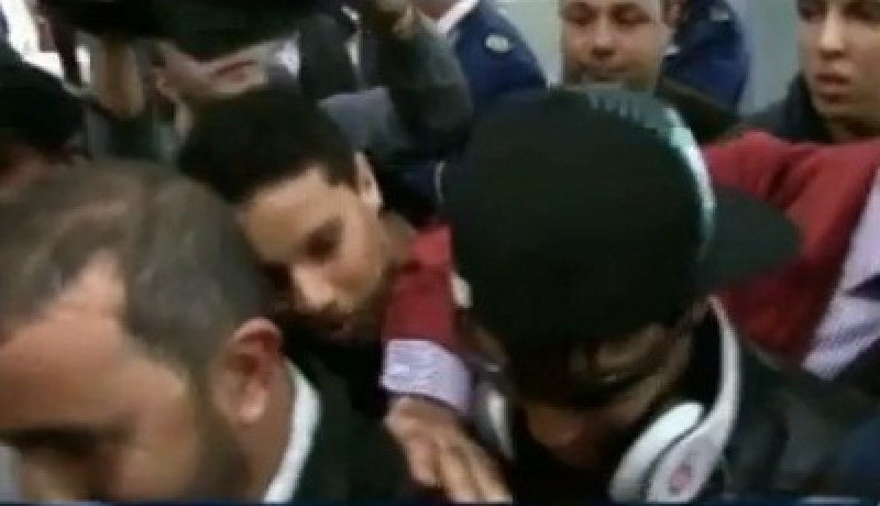 بالفيديو: اسلام خوالد يصل إلى ارض الوطن رفقة والده