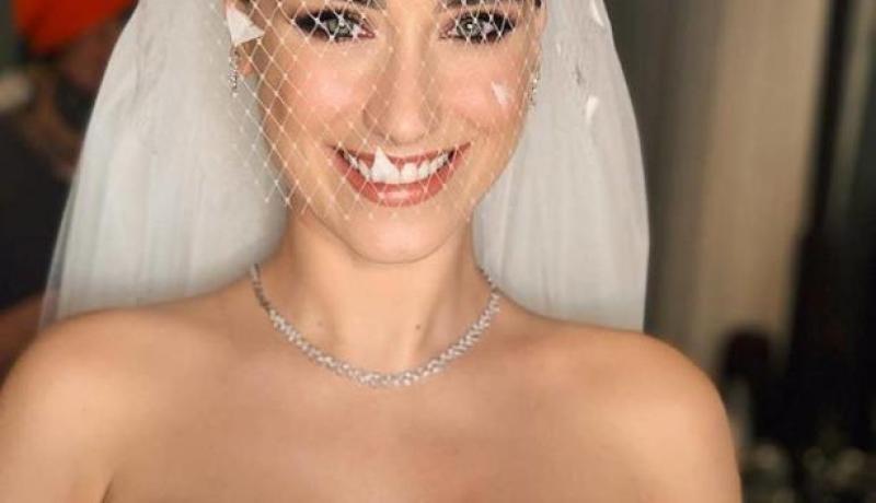 بالصور..النجمة التركية هازال كايا تدخل القفص الذهبي