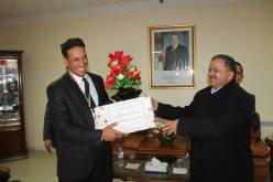 احتل المرتبة الثانية وطنيا في الشطرنج: والي بشار يكرم الرياضي بن عبد المالك سفيان