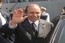 إهداء درع الشباب الإفريقي للرئيس بوتفليقة