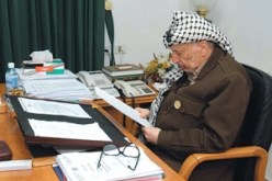 الموساد صوّرت وثائق خاصة بياسر عرفات بإذن مسبق من عباس