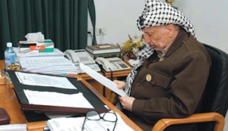 الموساد صوّرت وثائق خاصة بياسر عرفات بإذن مسبق من عباس