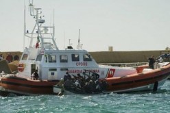 وزارة الدفاع التونسية تحتجز قارب صيد مصري على متنه 16 بحارا