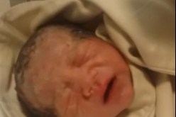 فيديو لطفل حديث الولادة يتعرف على صوت والده