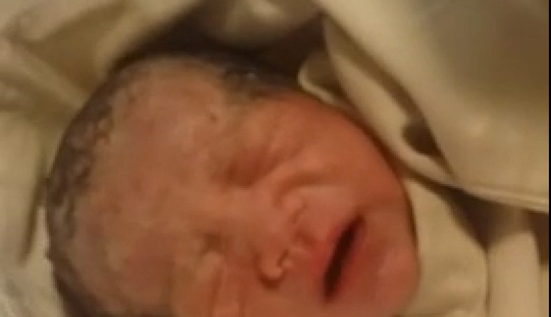 فيديو لطفل حديث الولادة يتعرف على صوت والده
