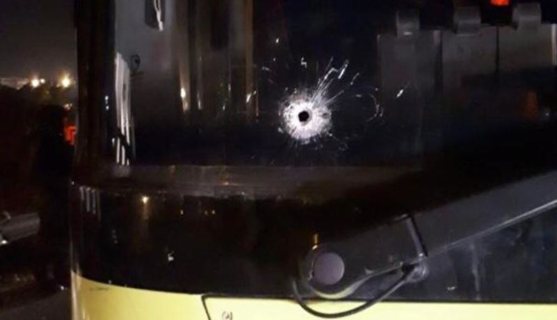 إصابة مستوطنَين في إطلاق نار على حافلة يهودية في الضفة