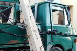 بالصور..شاحنة تصطدم بعمود كهربائي بالمدية