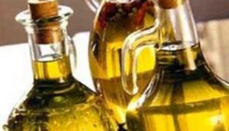 مهربون مغاربة يغرقون أسواق تلمسان بزيتون مصبر بحمض البطاريات