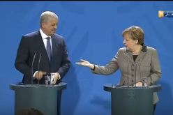 شاهد بالفيديو.. سلال يقع في موقف محرج امام انجيلا ميركل