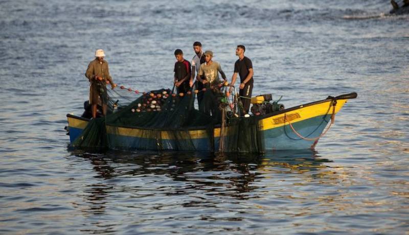 الكيان الصهيوني يقلص مساحة الصيد إلى 6 أميال في بحر غزة