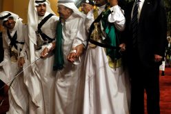 بالفيديو.. ترامب يرقص حاملا السيف في السعودية