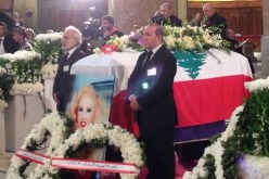 جموع من النجوم والمشاهير في جنازة الشحرورة