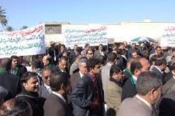 العشرات من المحامين العراقيين يعتصمون داخل مقرهم العام في بغداد احتجاجا على اقتحامه