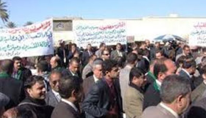 العشرات من المحامين العراقيين يعتصمون داخل مقرهم العام في بغداد احتجاجا على اقتحامه
