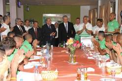 بالصور: سلال يقوم بزيارة المنتخب الوطني بمركز سيدي موسى