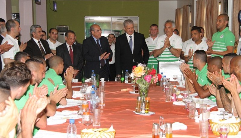 بالصور: سلال يقوم بزيارة المنتخب الوطني بمركز سيدي موسى