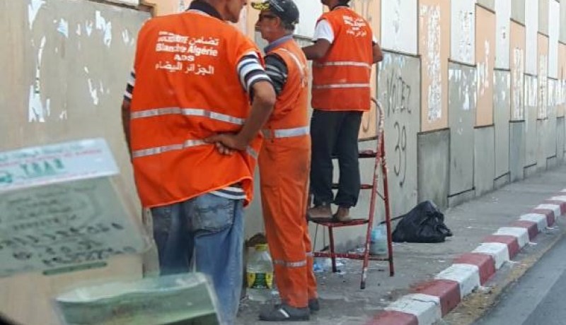 بالصور.. وهران تشرع في إزالة مخلفات الحملة الانتخابية