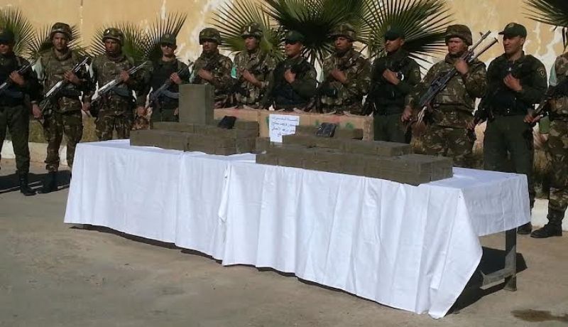 توقيف مجرمين اثنين وحجز مسدس وكمية من الذخيرة في الجنوب الجزائري