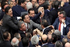بالفيديو ..عراك في البرلمان التركي بسبب  صلاحيات أردوغان
