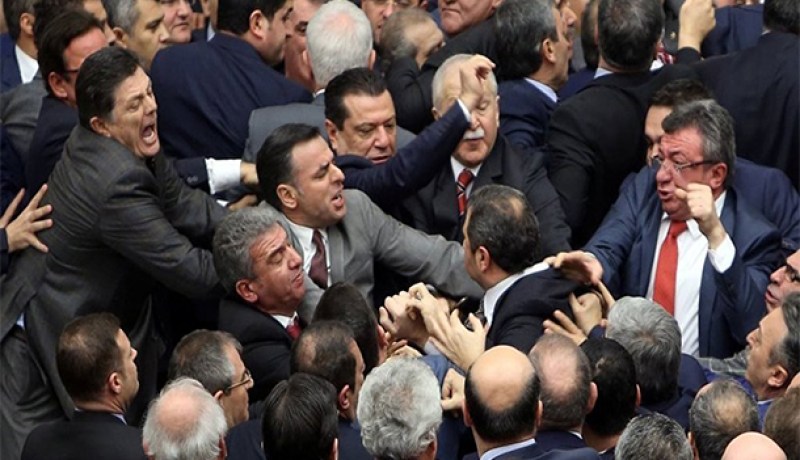 بالفيديو ..عراك في البرلمان التركي بسبب  صلاحيات أردوغان