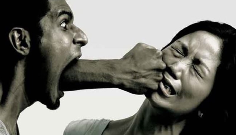 يرشق زوجته بالحجارة ثم يبرحها ضربا لكثرة خروجها من المنزل