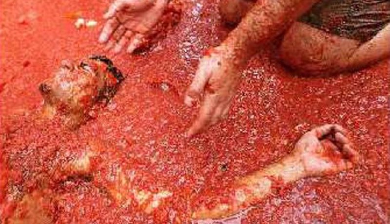 احتفال اسبانيا بتقليد حرب الطماطم باستعمال 170 طنا