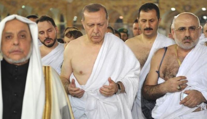 صور.. أردوغان يؤدي مناسك العمرة