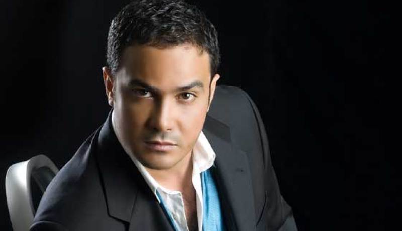 محمد رجب ينشر سيلفي من أمام الكعبة