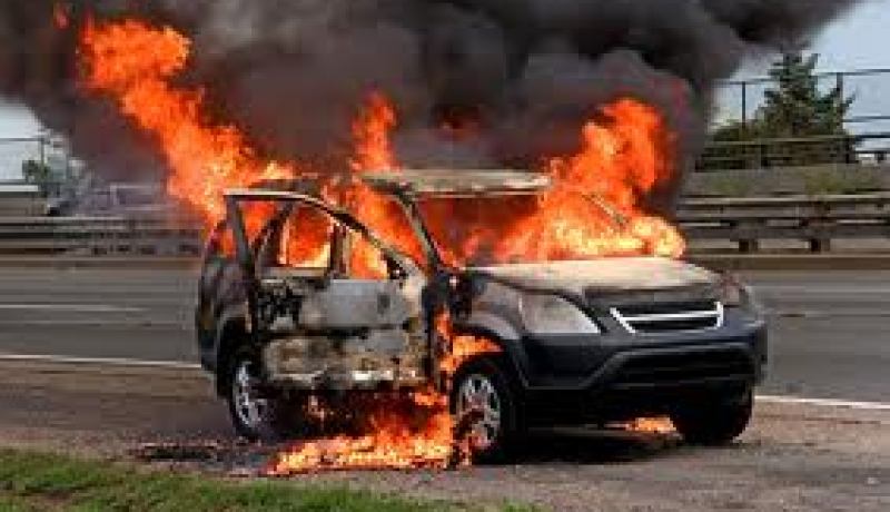 اصابة 3 أشخاص بحروق من الدرجة الثالثة اثر احتراق سيارتهم في معسكر