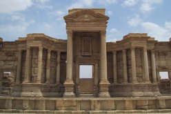 داعش  يدمر واجهة المسرح الروماني في تدمر السورية