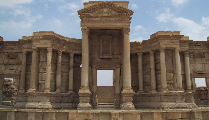 داعش  يدمر واجهة المسرح الروماني في تدمر السورية