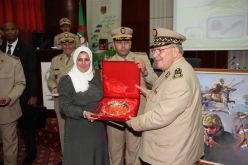 قائد صالح يسلم جائزة الجيش الوطني الشعبي لأفضل عمل علمي وثقافي وإعلامي لسنة 2015