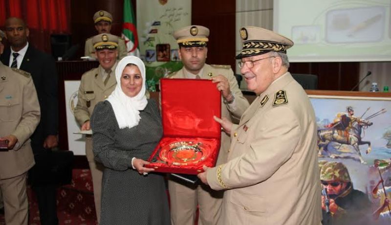 قائد صالح يسلم جائزة الجيش الوطني الشعبي لأفضل عمل علمي وثقافي وإعلامي لسنة 2015