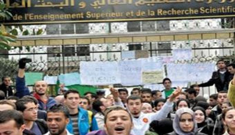 حاملي شهادة الدراسات الجامعية التطبيقية يدعون للاعتصام يوم 7 أفريل القادم