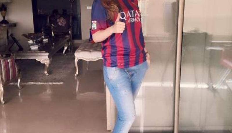 بالصور  هكذا تساند يارا برشلونة في النهائي الليلة