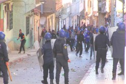 أعمــال شغــب ومواجهــات عنيفــة بــين الشرطــة ومئـات الشبان في خنشلـــة